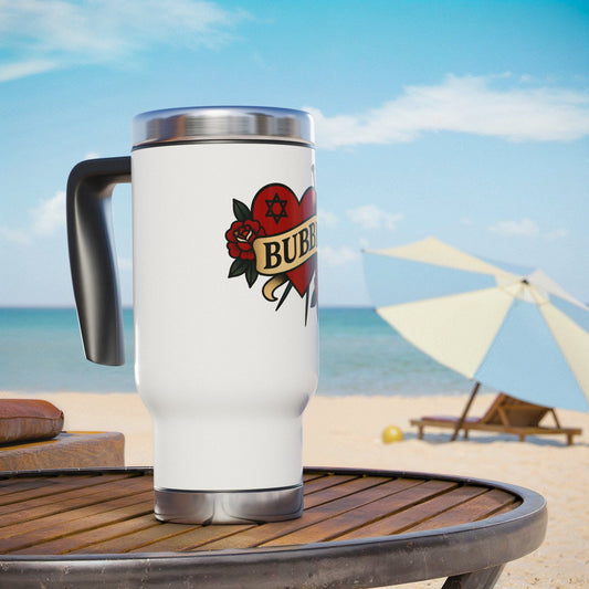 White travel mug with 'BUBBE' design on a beach setting