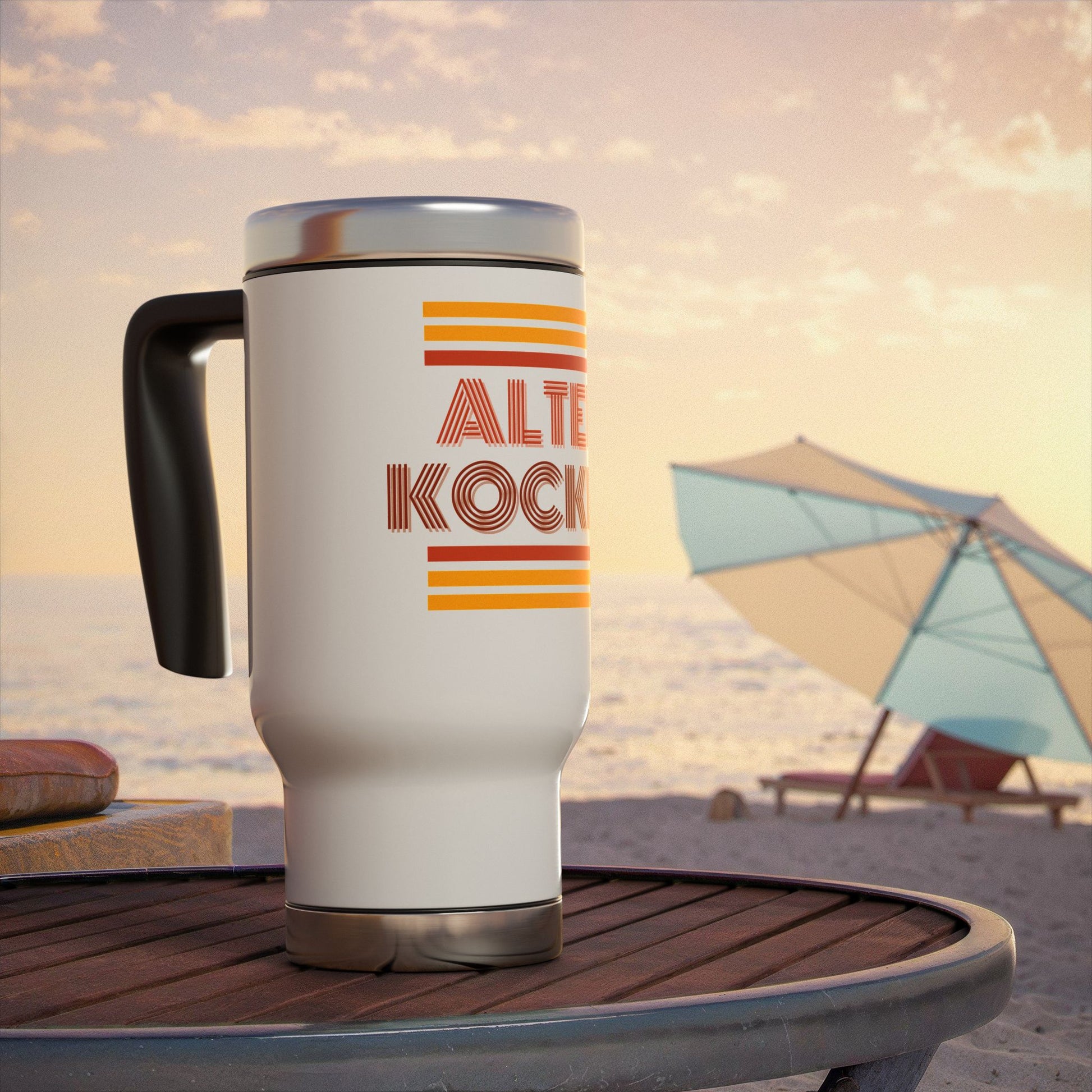 Travel mug with 'Alter Kocker' design on a beach setting