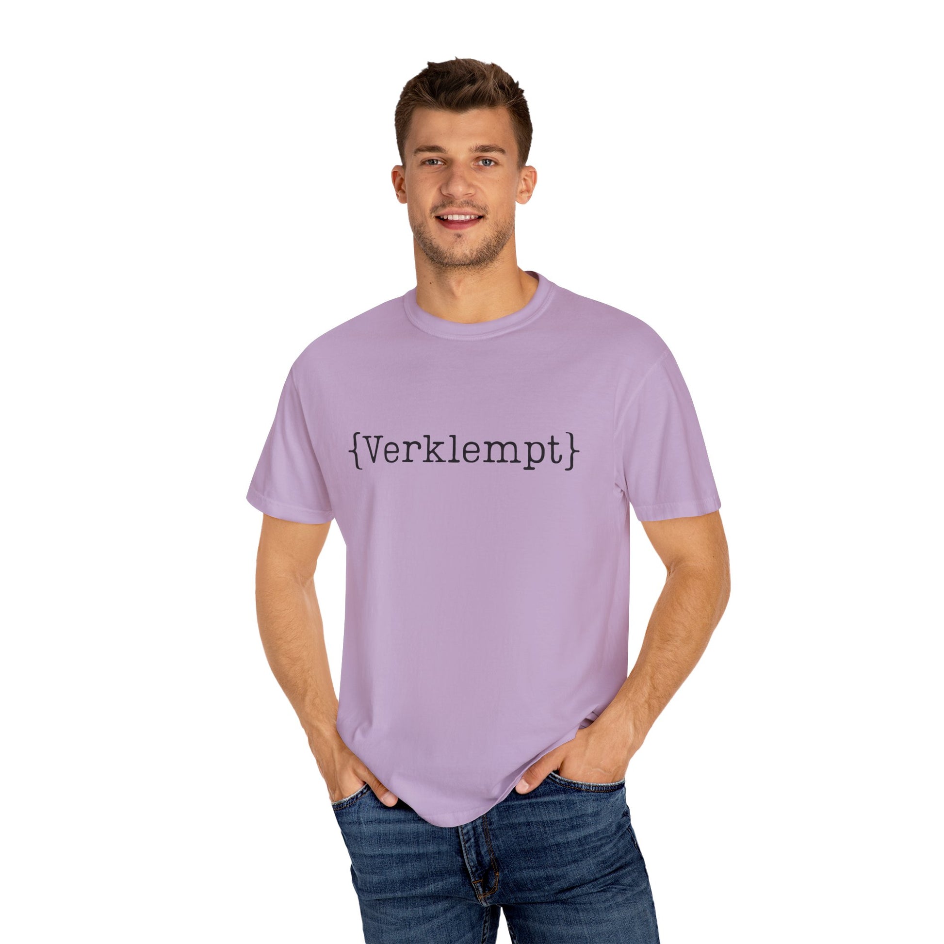 Man wearing a purple t-shirt with the word 'Verklemt' on a white background